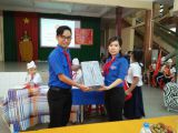 Hội đồng đội P.Phú Cường tặng quà cho Liên Đội